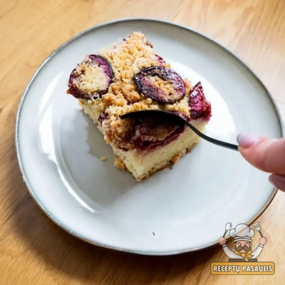 Varškės pyragas su slyvomis