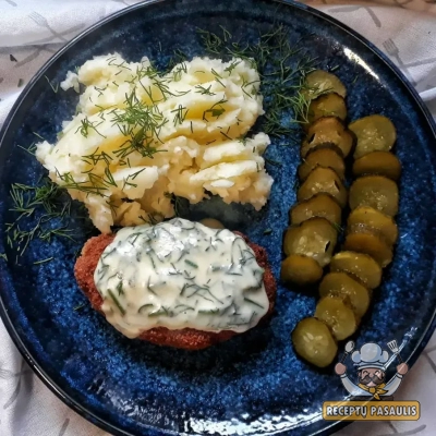 Kiaulienos faršo šnicelis su manų kruopomis ir džiūvėsėliais