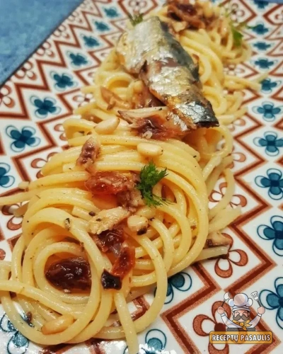 Makaronai - spagečiai su česnaku, ančiuviais ir parmezano sūriu