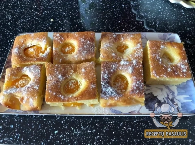 Spintelės pyragas su kondensuotu pienu ir persikais