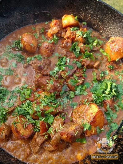 Kazane troškina kiaulienos sprandinė su bulvėmis