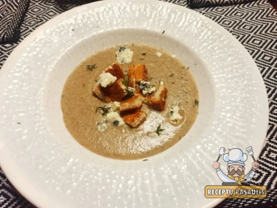 Labai paprasta trinta pievagrybių sriuba su pelėsiniu sūriu