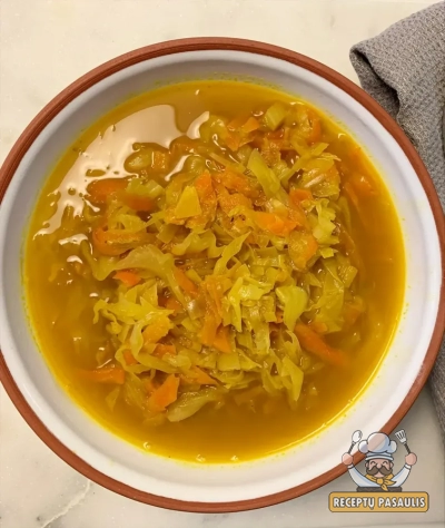 Šviežių kopūstų sriuba su vištiena ir lydytu sūreliu