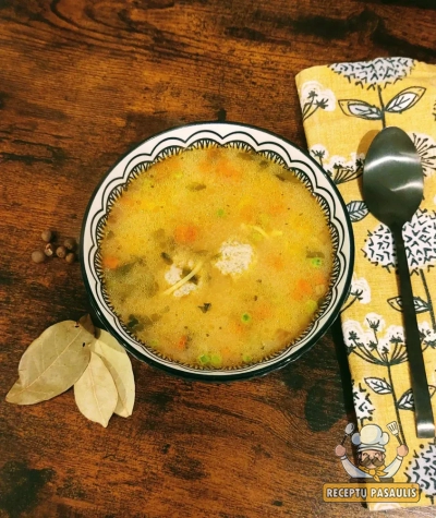 Pievagrybių ir mėsos kukulių sriuba su grietinėle