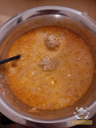 Baltagūžių kopūstų sriuba su frikadelėmis - maltos mėsos kukuliais