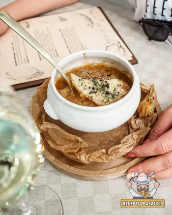 Trinta prancūziška bulvių ir svogūnų sriuba su grietinėle