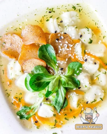 Mini koldūnų sriuba su daržovėmis ir duonos traškučiais