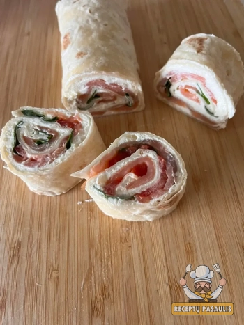 Tortilijos suktinukai su lašiša, varškės sūreliu ir agurkais