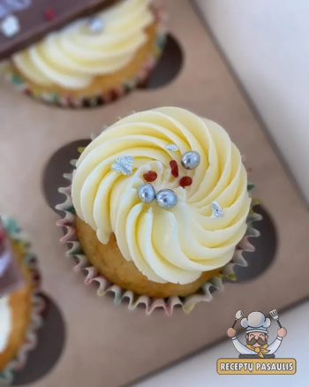 Sviestinis kremas su cukraus pudra ir kondensuotu pienu