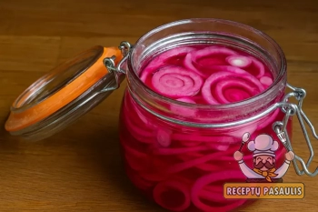 Rauginti raudonieji svogūnai su jūros druska (be acto)