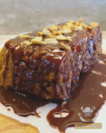 Snickersinis tinginys su rududu ir sūdytais žemės riešutais