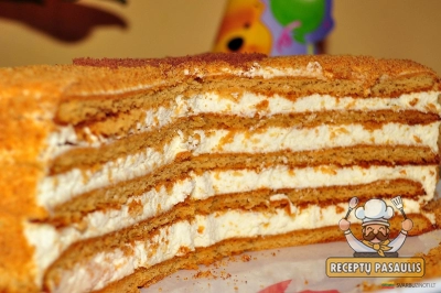 biskvitinis medaus tortas su grietinėlės ir grietinės kremu