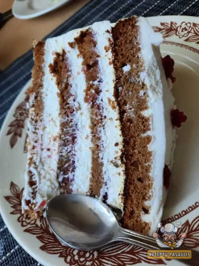 Biskvitinis medaus tortas su spanguolėmis ir plakta grietinėle