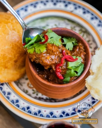 ilgai troškinta jautienos kulninė su konservuotais pomidorais