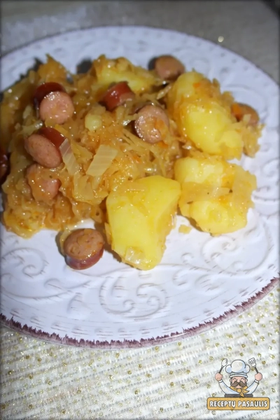 Troškinti rauginti kopūstai su dešrelėmis