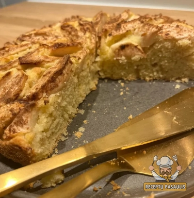 Skaniausias sviestinis trupininis obuolių pyragas