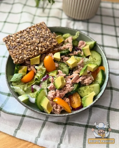 Gaivios tuno salotos su avokadu ir daržovėmis