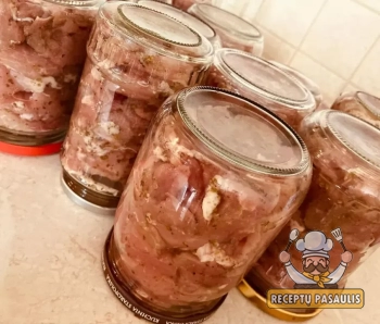 Konservuota mėsa stiklainiuose - kiaulienos tušonkė kepta orkaitėje