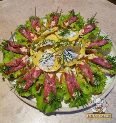 Skanūs užkandžiai su saliamiu, sūriu ir krapais ant skrudintos duonos