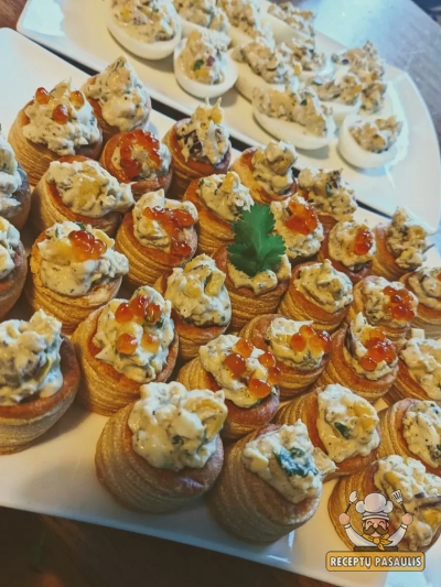 Vieno kąsnio tuno ir kiaušinių užkandžių krepšeliai