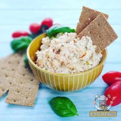 Lašišos ir varškės užtepėlė su marinuotais agurkėliais