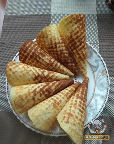 Trapūs naminiai miltiniai vafliai su sviestu