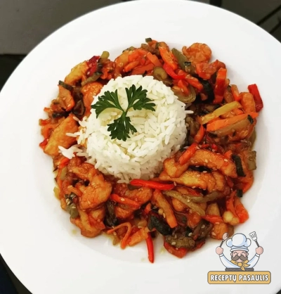 Vištiena kiniškai su daržovėmis, krakmolu, sojos ir žuvies padažais