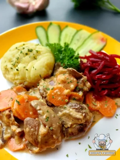 Skaniausios troškintos vištų kepenėlės grietinės padaže su morkomis