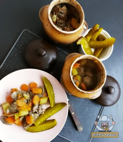 Vištienos kepenėlės su morkomis, saldžiosiomis bulvėmis ir pastarnokais, čenakinėse