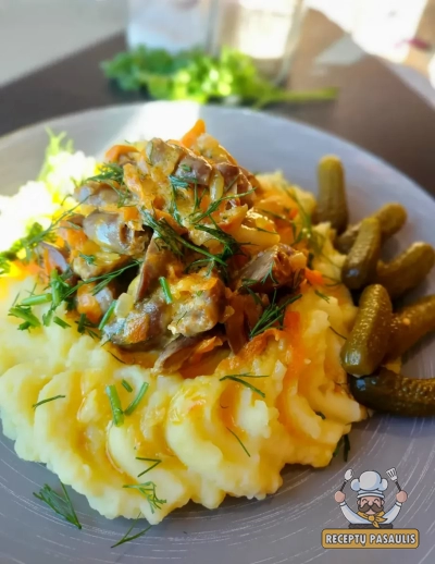 Troškintos vištienos kepenėlės su grietinėle, pievagrybiais ir morkomis