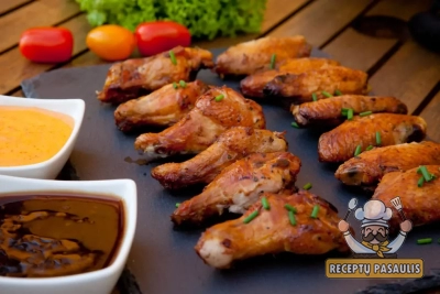 Parūkyti vištienos sparneliai, kamado tipo grilyje