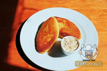 Keptuvėje kepti žemaičių blynai su mėsa ir špinatais