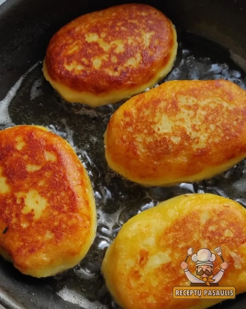 Vegetariški žemaičių blynai su pievagrybiais ir svogūnais