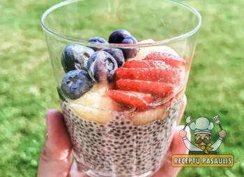 Sveikas čija pudingas su vaisiais ir sojų pienu