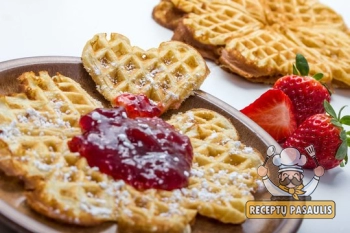 Itin traškūs čirviniai varškės blynai su pienu