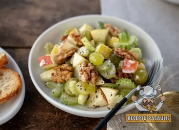 Valdorfo spanguolių salotos su vynuogėmis, salierais ir obuoliais