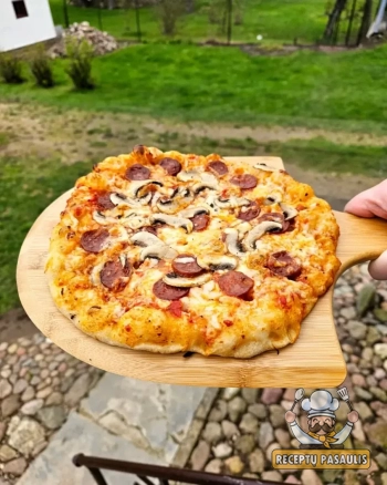 Naminė pica su chorizo dešra, pievagrybiais ir sūriu, kamado tipo grilyje