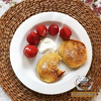 Grūdėtos varškės blyneliai su kepimo milteliais