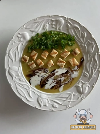 Trinta cukinijų sriuba su skrebučiais