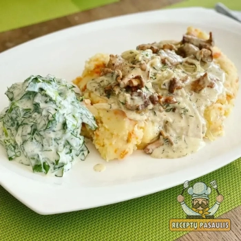 Voveraitės troškintos grietinėlėje su svogūnais