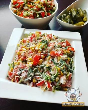 Lengvos salotos su krabų lazdelėmis, porais ir kukurūzais