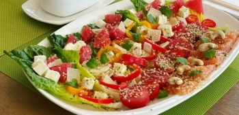 Salotos su mažomis romaninėmis salotomis ir lašiša