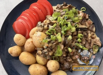 Miško grybai su šonine, svogūnais ir grietinėle