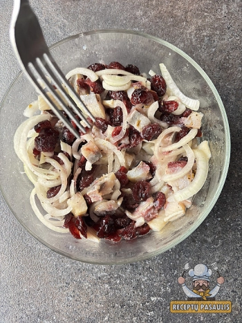 Silkė su džiovintomis spanguolėmis ir svogūnais