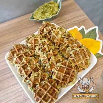 Burokine tarka tarkuotų cukinijų vafliai su avokado padažu