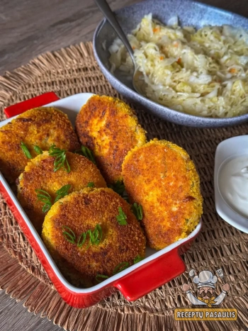 Orkaitėje kepti kiaulienos kotletai su moliūgu, morkomis ir džiūvėsėliais