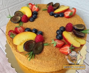 Medutis – minkštas medaus tortas su grietinės kremu