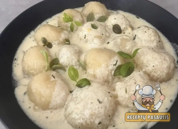 Šviežių bulvių durniukai su varške ir sviestiniu grietinės padažu