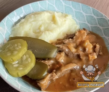 Jautienos išpjovos befstrogenas su svogūnais ir grietine