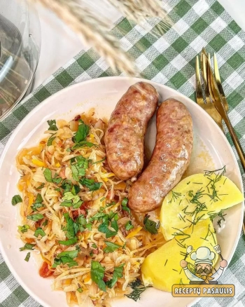 Troškinti rauginti kopūstai su šviežiomis dešrelėmis